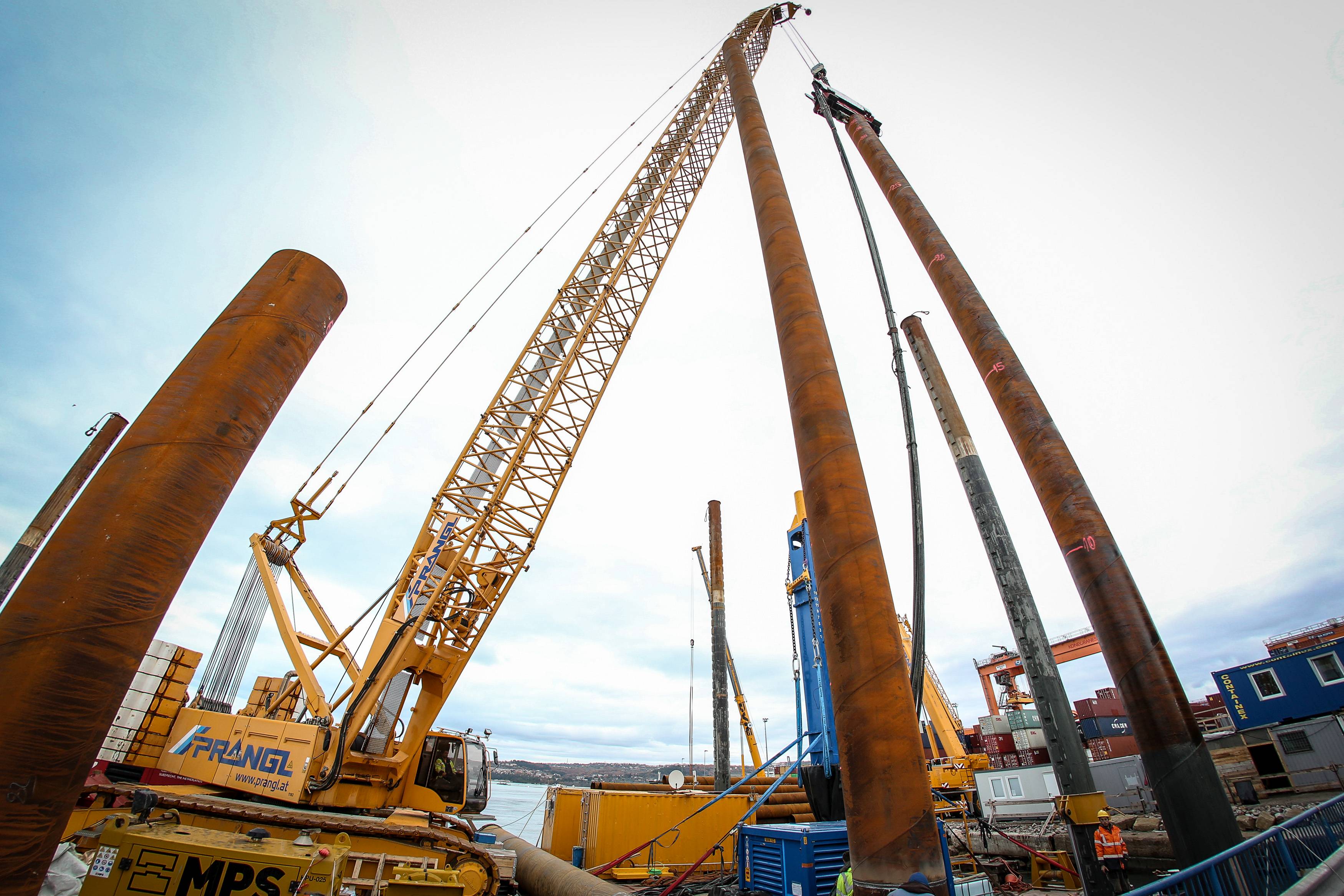 Raupenkran, Stahlrohre, Barge
