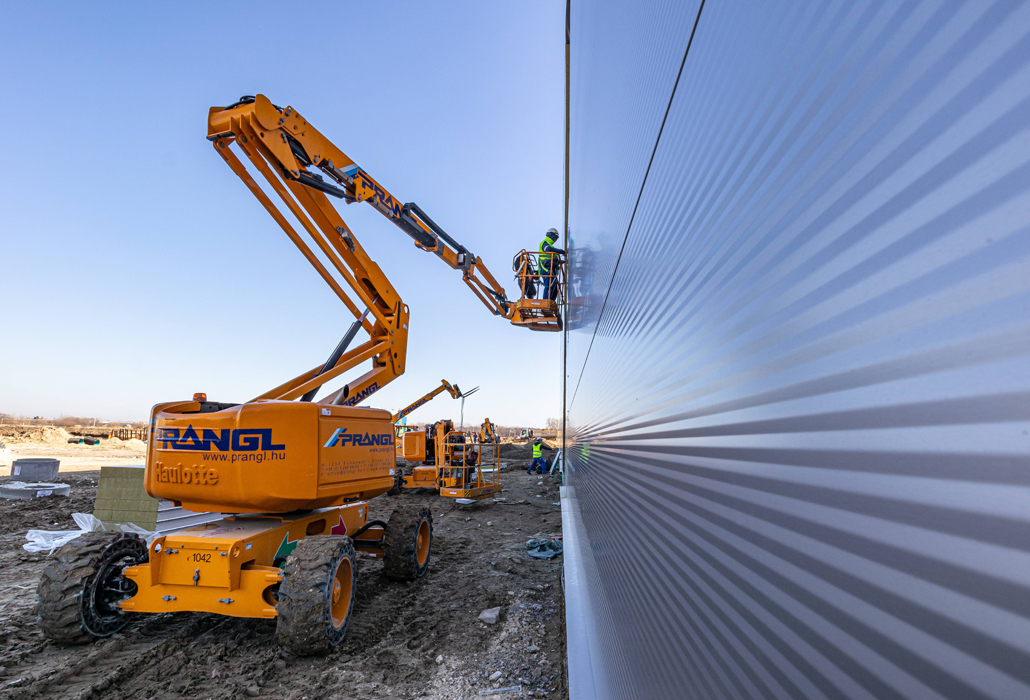 Arbeiter im Korb auf Teleskop-Arbeitsbühnen
